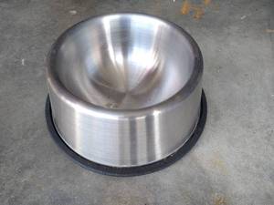 lot 15 image: Heavy Duty 8 Dog Food Bowl