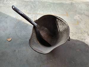 lot 23 image: Vintage Brass Ash Bucket With Scoop