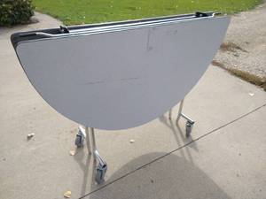 lot 29 image: Round Folding 5 Cafeteria Table