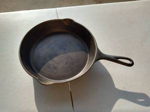 lot 67 image: Vintage Wardway 1432 Cast Iron Skillet