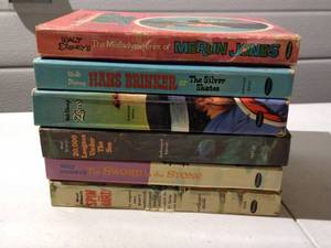 lot 123 image: (6) Vintage Disney Whitman Movie Adaptation Books