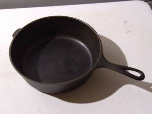 lot 162 image: Vintage Wagner Cast Iron Chicken Fryer Skillet