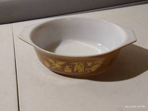 lot 180 image: Vintage Pyrex Dish
