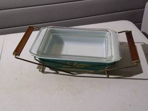 lot 224 image: Vintage Pyrex Casserole Dish with Stand & Lid