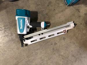 Makita Pneumatic 3-12 in. 21° Full Round Head Framing Nailer Customer Returns See Pictures