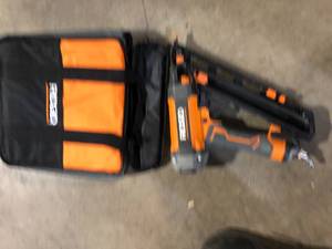 RIDGID Pneumatic 15-Gauge 2-12 in. Angled Finish Nailer with CLEAN DRIVE Technology, Tool Bag, and Sample Nails   Customer Returns See Pictures