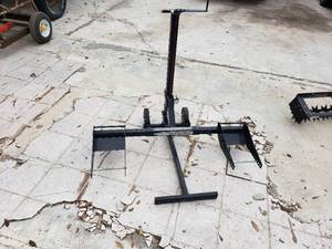 lot 28 image: Lawn Mower Lift