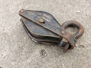 lot 39 image: Small Double Pulley Chain Hoist Hook
