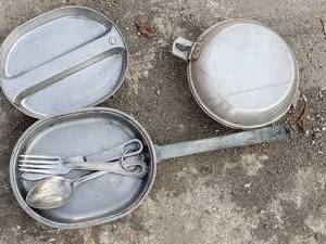 lot 118 image: Boy Souts and Military Meal Kits
