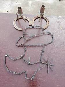 lot 109 image: Barb Wire Boot Decor, Horseshoe Candle Holders