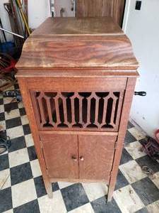 lot 117 image: Arwall Antique Vintage Wind Up Phonograph  Record Player