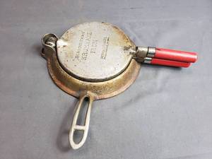 lot 133 image: Scandinavian Krumkake Iron by Nordic-Ware