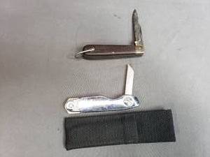 lot 161 image: Lot of 2 Knives