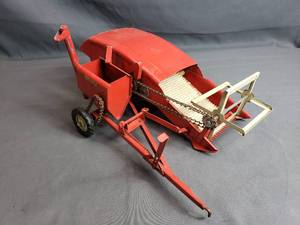lot 176 image: 116 Tru-Scale Pressed Steel Toy Combine