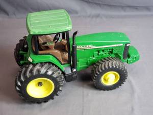 lot 184 image: John Deere Toy Tractor