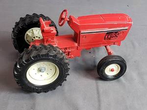 lot 188 image: Ertl Interntational Row Crop Tractor