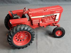 lot 189 image: Ertl International 966 Hydro Tractor