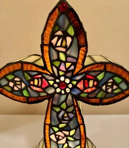 lot 107 image: Gorgeous Stained Glass Cross Lamp by Dale Tiffany