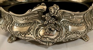 lot 108 image: Vintage Stunning Silver Plated Double Handled Footed Serving Bowl