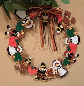 lot 115 image: Festive Wreaths and Wall Decor