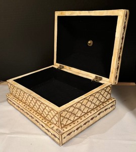 lot 117 image: Delightful Hinged Box