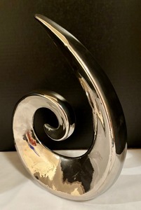 lot 132 image: Abstract Ceramic Decor from Pier 1