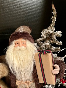 lot 139 image: Woodland Santa Scene Decor