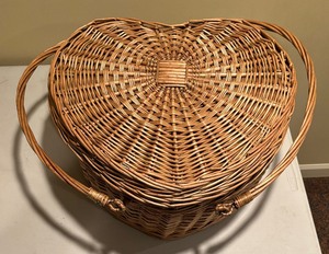 lot 186 image: Vintage Heart Shaped Woven Picnic Basket