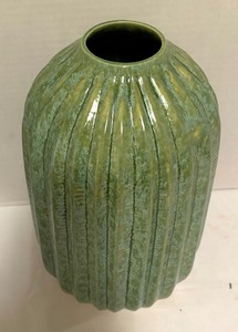 lot 194 image: Gorgeous Green Vase