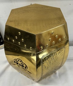 lot 200 image: Beautiful Brass Accent Table