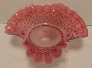 lot 158 image: Vintage Ruffled Edge Hobnail Fenton Glass Bowl