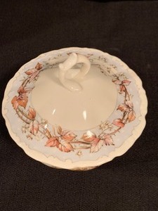 lot 171 image: Royal Doulton Winter Covered Dish, Brambly Hedge Gift Collection