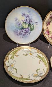 lot 57 image: Assorted Vintage Painted Porcelain Plates