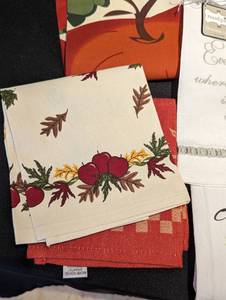 lot 71 image: Assortment of Kitchen Towels