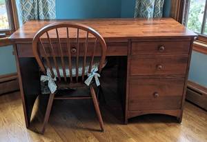 lot 12 image: Classic Wood Writing Desk and Chair