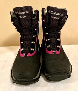 lot 239 image: Cool Columbia Boots