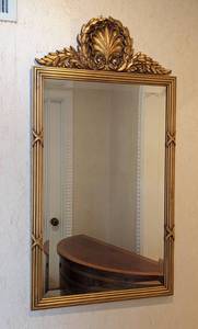 lot 17 image: Elegant Gold Wall Mirror