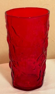 lot 256 image: 11 Vintage Red Glass Crinkle Glass Tumblers