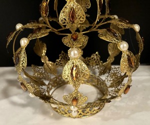lot 259 image: Dazzling Decor