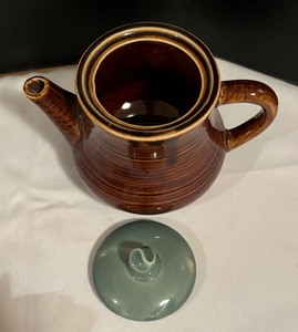 lot 321 image: Petite Redwing Pottery Teapot