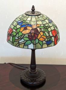 lot 25 image: Small Floral Stained Glass Table Lamp