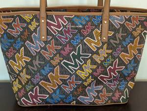 lot 33 image: Michael Kors Signature Large Open Tote