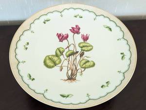 lot 42 image: Georges Briard Victorian Garden Footed Cake Plate