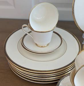 lot 44 image: Minton St. James Dish Set