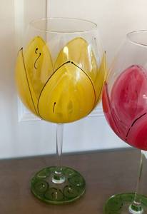 lot 45 image: Pretty Hand Painted Tulip Wine Glass Set