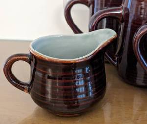 lot 289 image: Red Wing Village Green Pottery Mugs and SugarCreamer Set