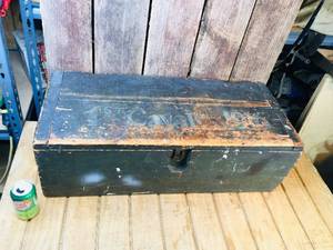lot 20 image: Fabulous WW1 ERA 1st Cavalry 1916 Wooden Trunk