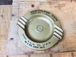 lot 28 image: Classic Northland Caf Metal Ash Tray