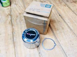 lot 48 image: Vintage Factory GM Corvette Center Hub Cap 70s-80s