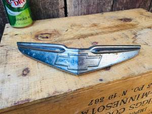 lot 58 image: Vintage 1948 Chev Fleetline Aerosedan Bowtie Nose Emblem